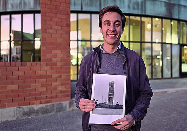 El arquitecto José García Gómez muestra el proyecto que hizo al culminar la carrera para la Torre del Puerto.